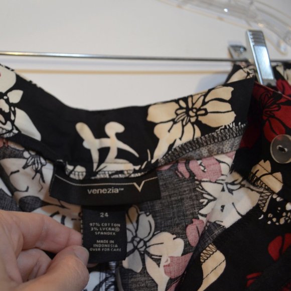 VENEZIA TM Floral Print Black-White-Red Capris Zip-Hook-Button Closure Belt 24 - Picture 2 of 7